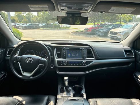 Used 2019 Toyota Highlander XLE AWD/4WD image 26