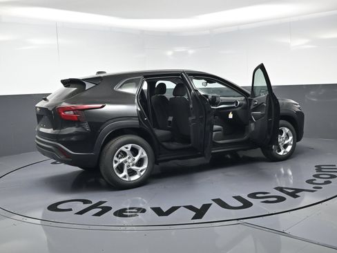 Used 2026 Chevrolet Trax LS w/ LS Convenience Package FWD image 24
