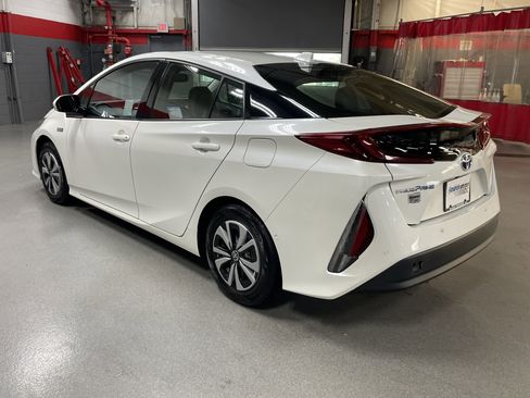 Used 2018 Toyota Prius Prime Advanced image 8