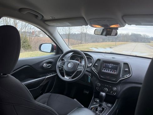 Used 2019 Jeep Cherokee Latitude w/ Popular Appearance Group image 19