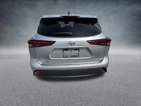 Used 2023 Toyota Highlander L AWD/4WD image 4