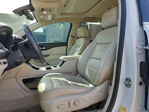 Used 2021 GMC Acadia Denali w/ Denali Technology Package FWD image 2