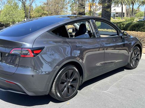 Used 2025 Tesla Model Y Long Range AWD/4WD image 47