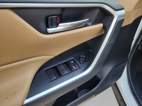 Used 2021 Toyota RAV4 XLE w/ Convenience Package FWD image 7