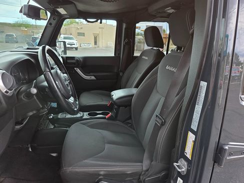 Used 2017 Jeep Wrangler Unlimited Sahara w/ Connectivity Group AWD/4WD image 9
