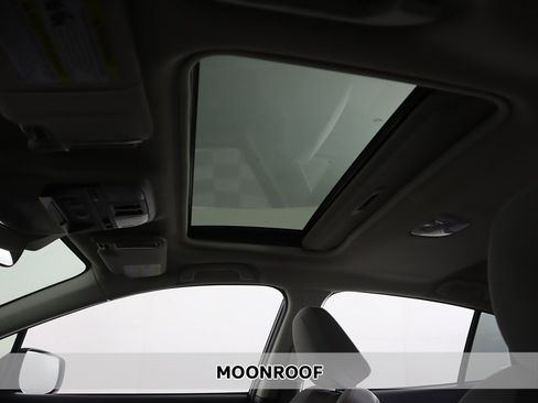 Used 2023 Subaru Crosstrek 2.0i Premium image 3