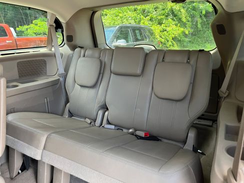 Used 2015 Chrysler Town & Country Touring-L w/ Driver Convenience Group FWD image 12