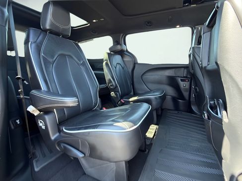 Used 2020 Chrysler Pacifica Limited FWD image 38
