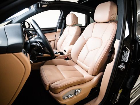 Certified 2025 Porsche Macan AWD/4WD image 5