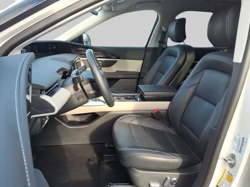 Used 2025 Lincoln Nautilus Premier image 10