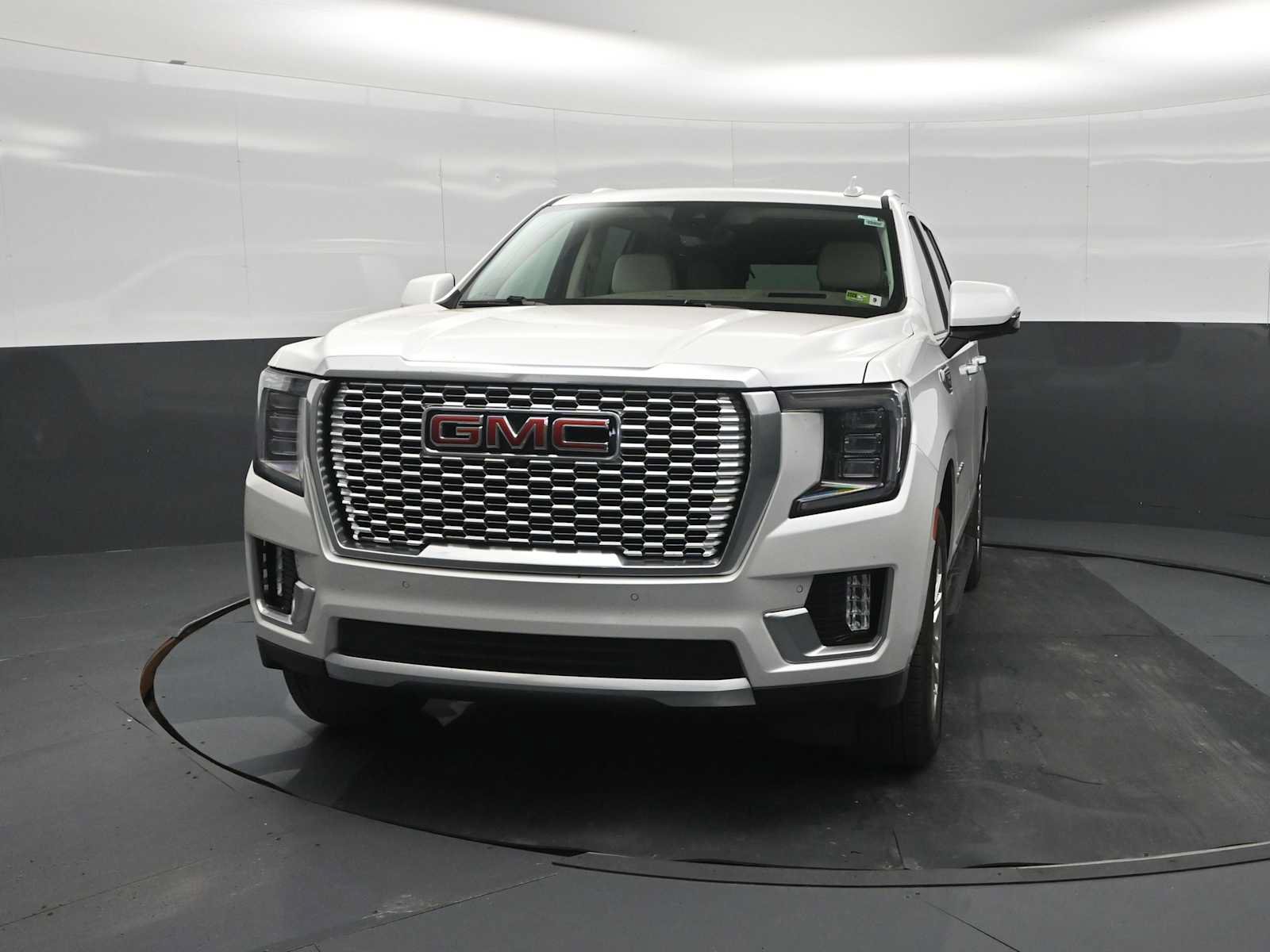 Used 2024 GMC Yukon Denali w/ Advanced Technology Package AWD/4WD image 5