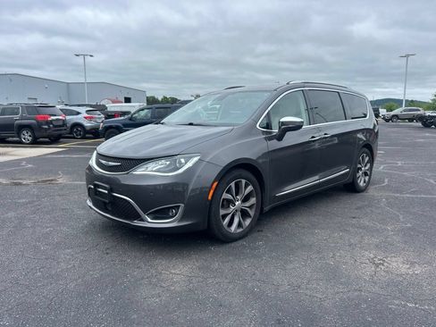 Used 2020 Chrysler Pacifica Limited w/ Tire & Wheel Group FWD image 5
