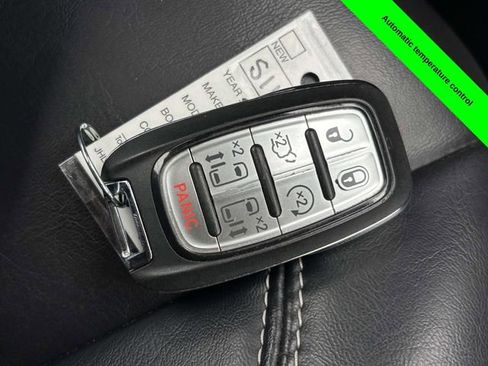 Used 2023 Chrysler Pacifica Touring-L image 23