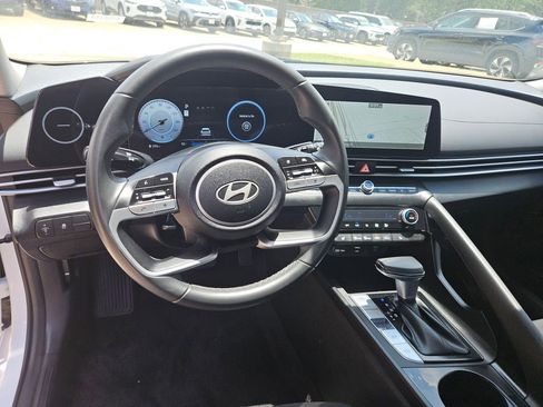 Used 2025 Hyundai Elantra SEL FWD image 17