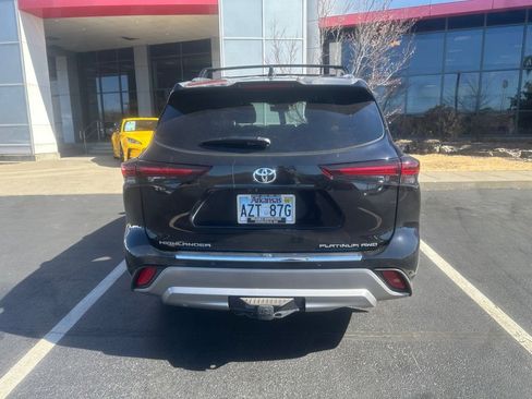 Certified 2025 Toyota Highlander Platinum AWD/4WD image 4