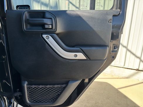 Used 2018 Jeep Wrangler Unlimited Sahara w/ Connectivity Group image 18