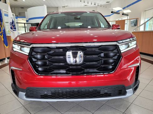 New 2025 Honda Pilot Touring image 2