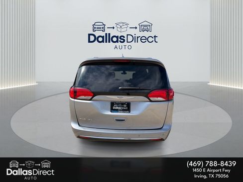 Used 2018 Chrysler Pacifica Touring-L FWD image 7