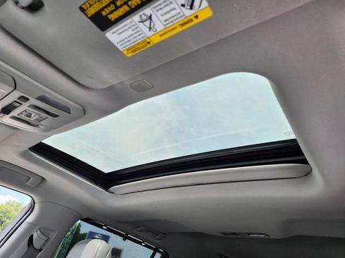 Used 2022 Toyota Highlander XLE AWD/4WD image 11