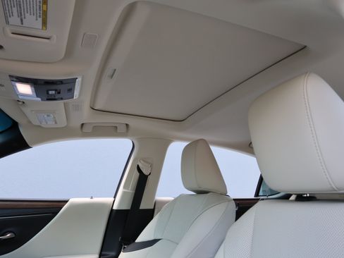 Used 2025 Lexus ES 300h w/ Premium Package FWD image 31