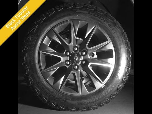 Used 2023 Chevrolet Suburban Z71 w/ Luxury Package AWD/4WD image 28