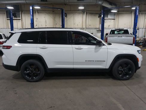 Used 2023 Jeep Grand Cherokee L Laredo image 24