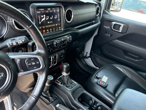 Used 2022 Jeep Wrangler Unlimited Sahara w/ Cold Weather Group AWD/4WD image 17