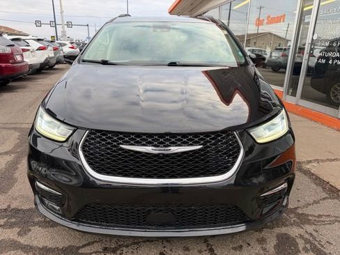 Used 2022 Chrysler Pacifica Touring-L FWD image 2