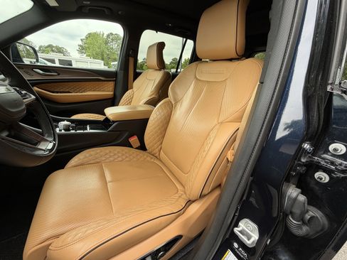 Used 2022 Jeep Grand Cherokee Summit w/ Advanced Protech Group IV AWD/4WD image 9