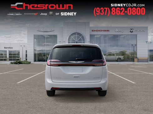 New 2026 Chrysler Pacifica Limited FWD image 7