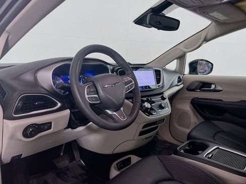 Used 2024 Chrysler Pacifica Touring-L image 8