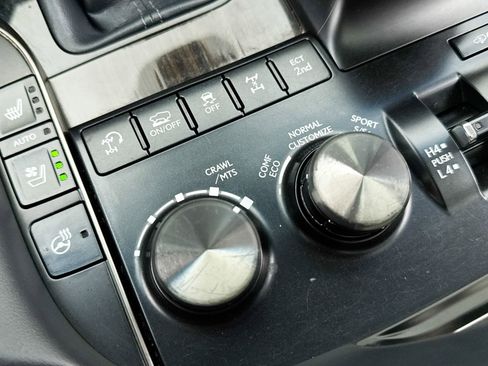 Used 2018 Lexus LX 570 4WD w/ Luxury Package image 9