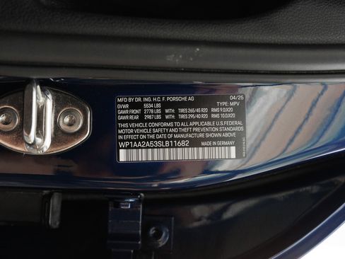 Certified 2025 Porsche Macan AWD/4WD image 42
