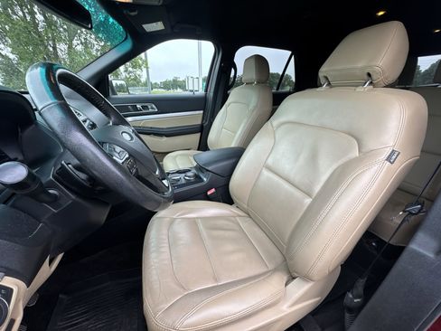 Used 2017 Ford Explorer XLT w/ Equipment Group 202A AWD/4WD image 11