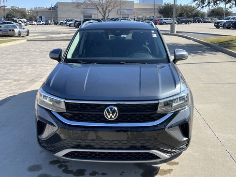 Used 2023 Volkswagen Taos SE w/ Panoramic Sunroof Package image 3