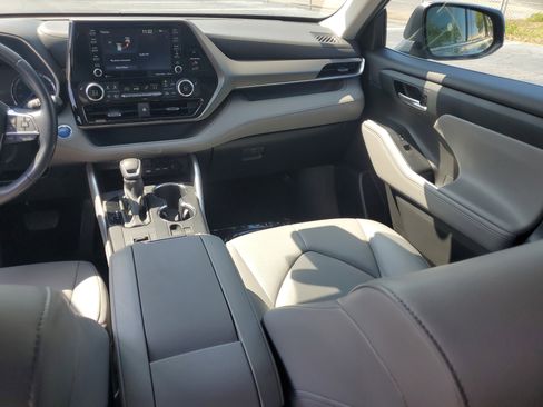 Used 2021 Toyota Highlander XLE AWD/4WD image 18