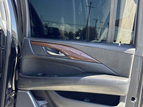 Used 2020 Cadillac Escalade ESV Luxury image 16