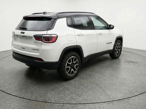 Used 2025 Jeep Compass Trailhawk AWD/4WD image 9