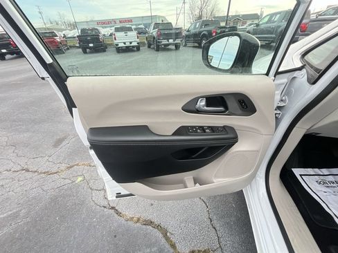 Used 2024 Chrysler Pacifica Touring-L FWD image 13