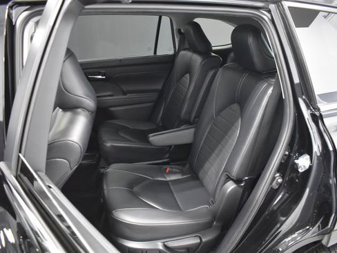 Used 2024 Toyota Highlander XLE AWD/4WD image 32