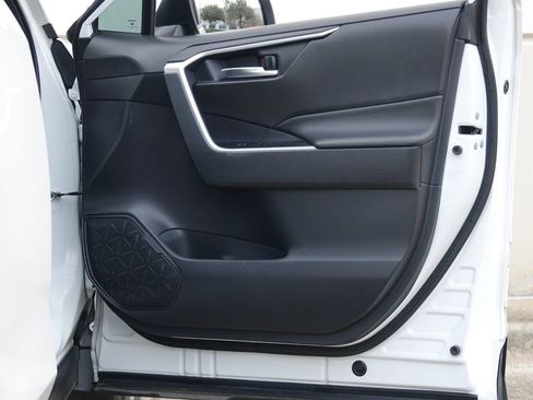 Used 2019 Toyota RAV4 XLE image 39