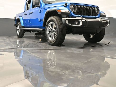 Used 2024 Jeep Gladiator Sport w/ Premium Package image 29