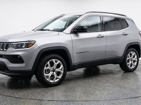 Used 2025 Jeep Compass Latitude AWD/4WD image 3