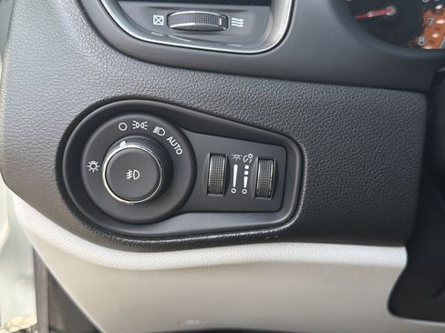 Used 2018 Jeep Renegade Limited FWD image 42