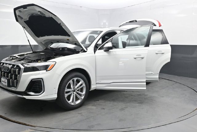 Used 2025 Audi Q7 3.0T Premium Plus AWD/4WD image 44