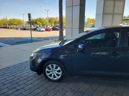 Used 2020 Toyota Corolla LE image 2
