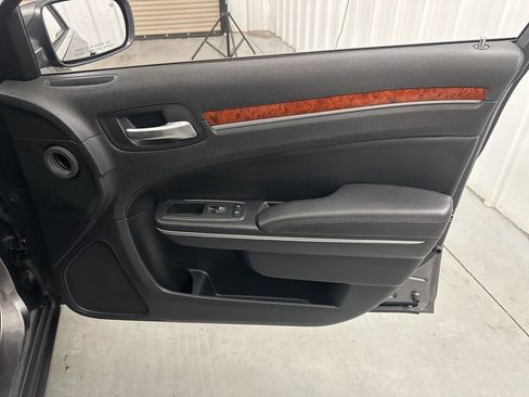 Used 2014 Chrysler 300 image 38