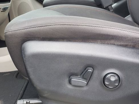 Used 2017 Chrysler Pacifica Touring image 12