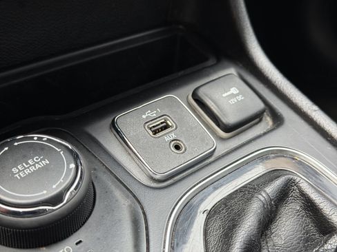 Used 2019 Jeep Cherokee Limited AWD/4WD image 33