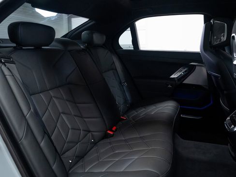 Used 2024 BMW 750e xDrive image 24